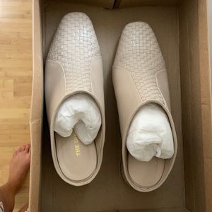 Like new Lola mules!!